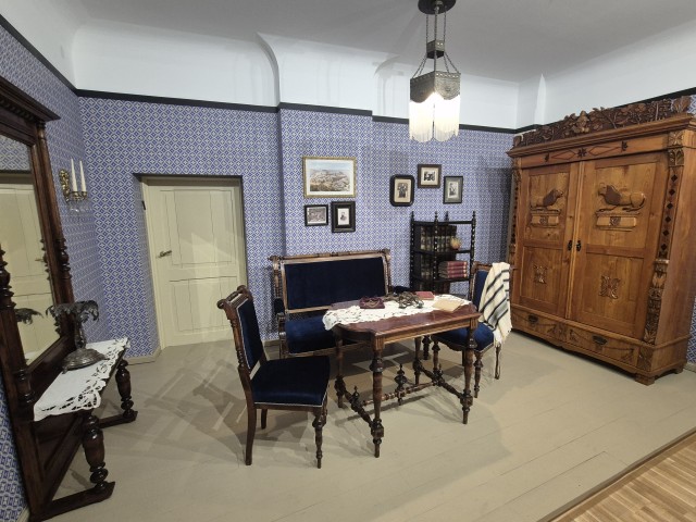 Turīga baušķenieka (ebreja) dzīvojamā istaba 20. gs. sākumā